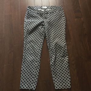Black and white old navy pixie ankle pants size 6